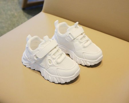 بوت ابيض رياضي